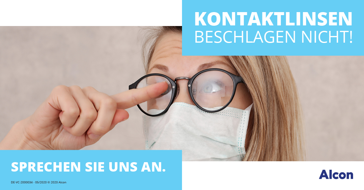 Frau mit Maske und Brille